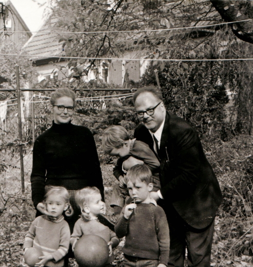 Mazzino Montinari con la moglie Sigrid e bambini, 1968.